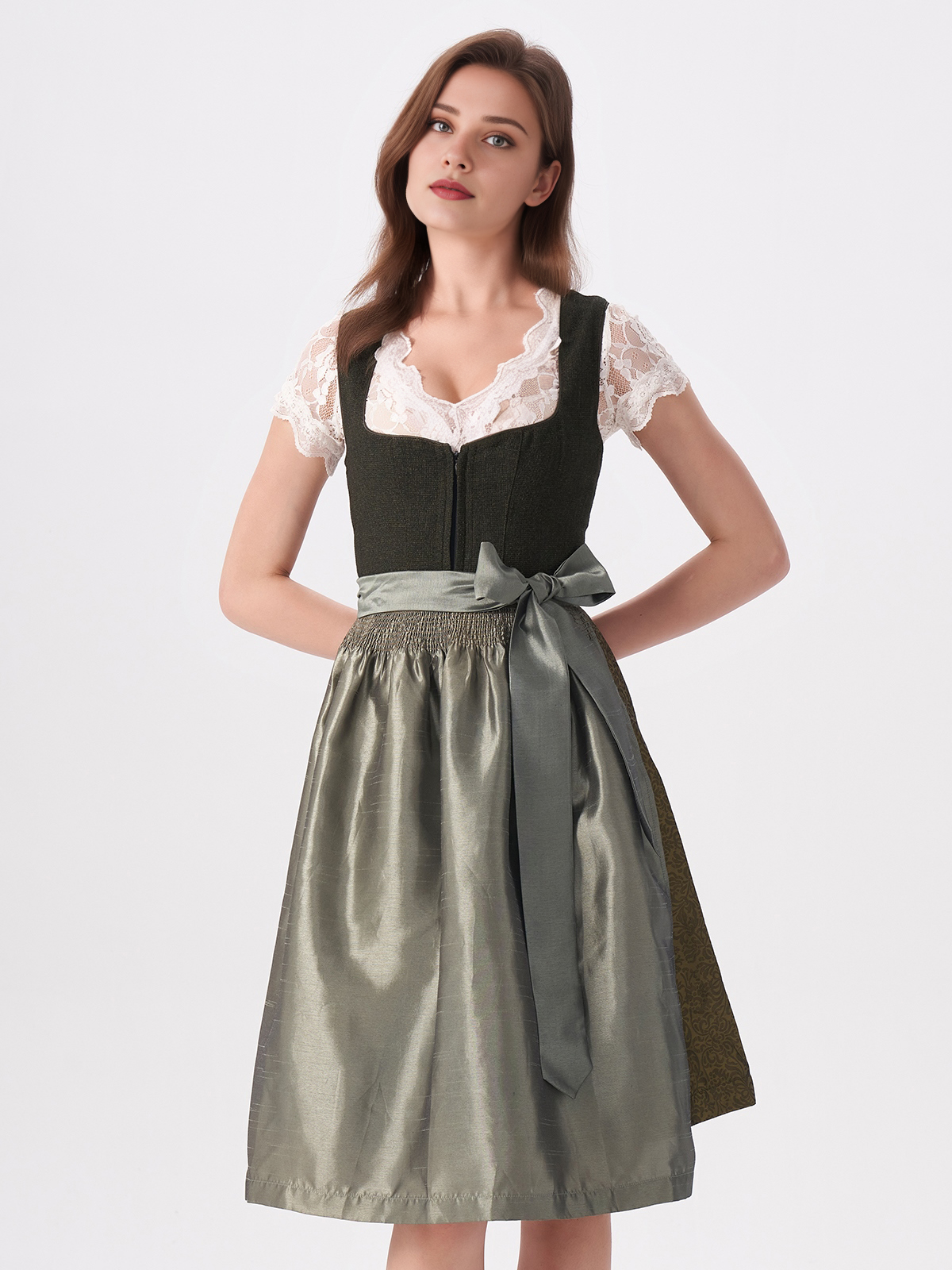 Dirndl in Grün mit floralen Akzenten