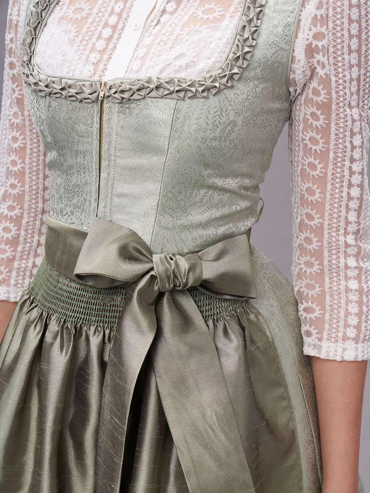 Graues Dirndl mit grüner Schürze
