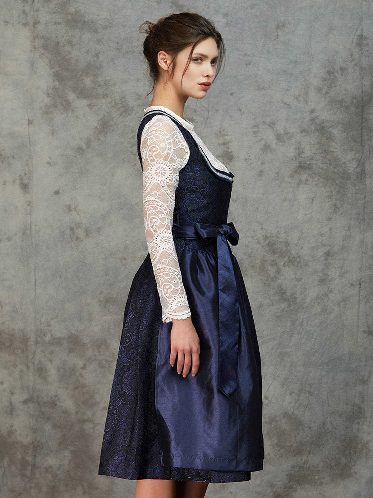 Langarm Dirndlbluse in Blau mit floralen Details