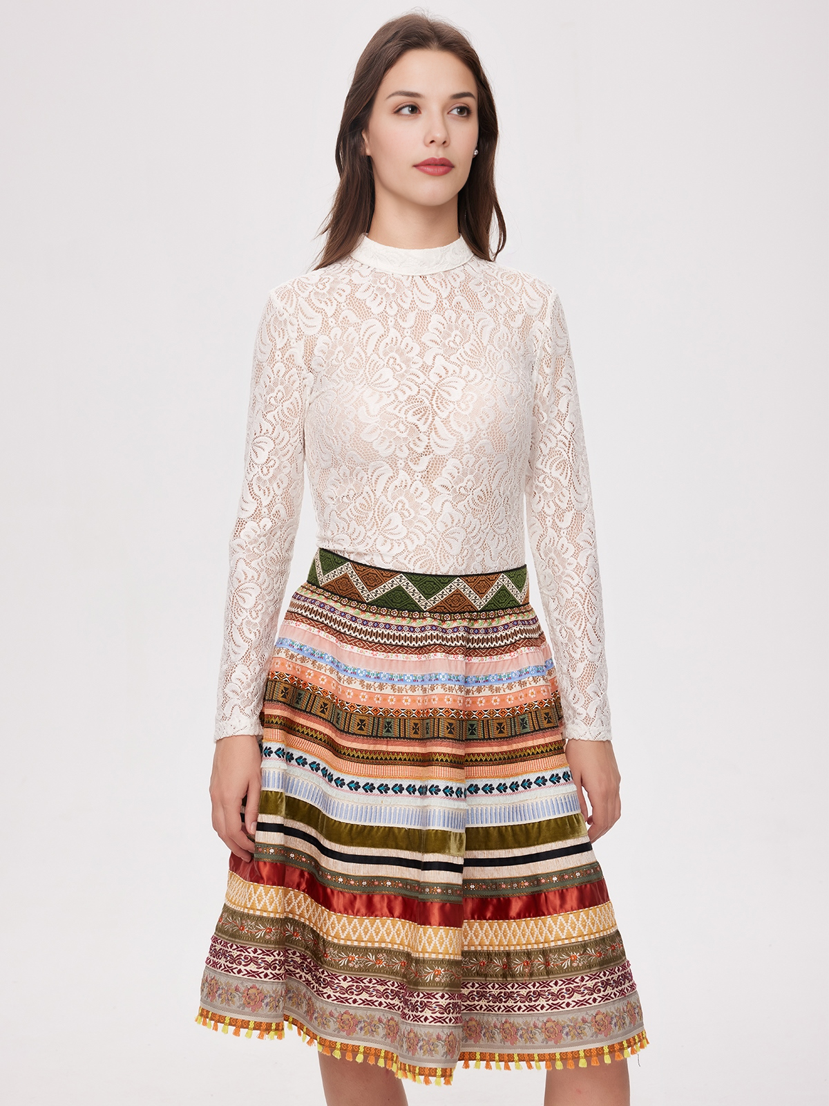 Ein elegantes braunes Midi-Dirndl mit modernem Schnitt