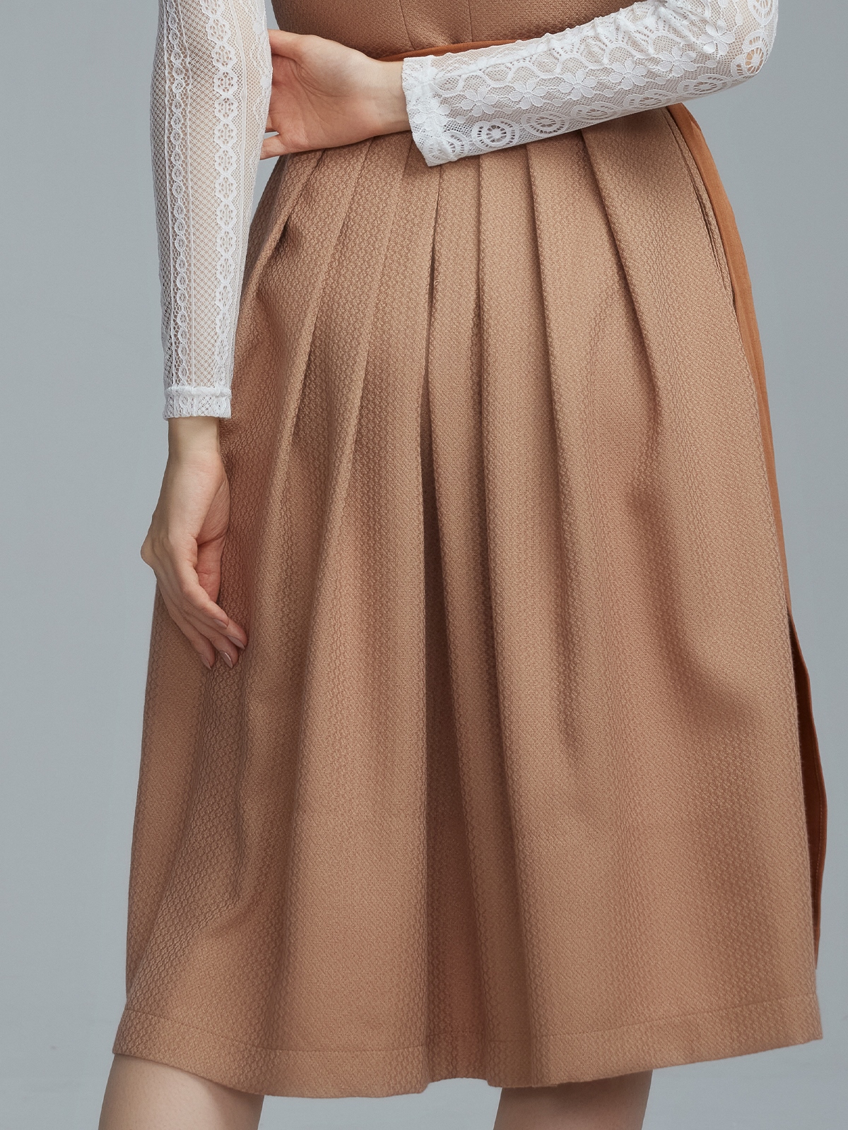 Samt Dirndl in Braun mit traditionellen Details