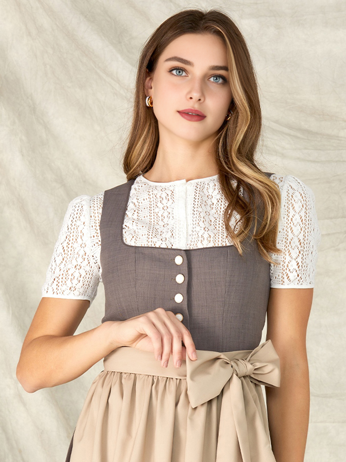 Ehreer Dirndl in Grau – Eleganz und Tradition vereint