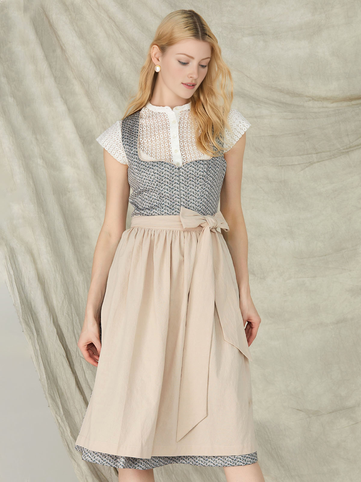 Elegantes blaues Dirndl mit Spitzenbluse