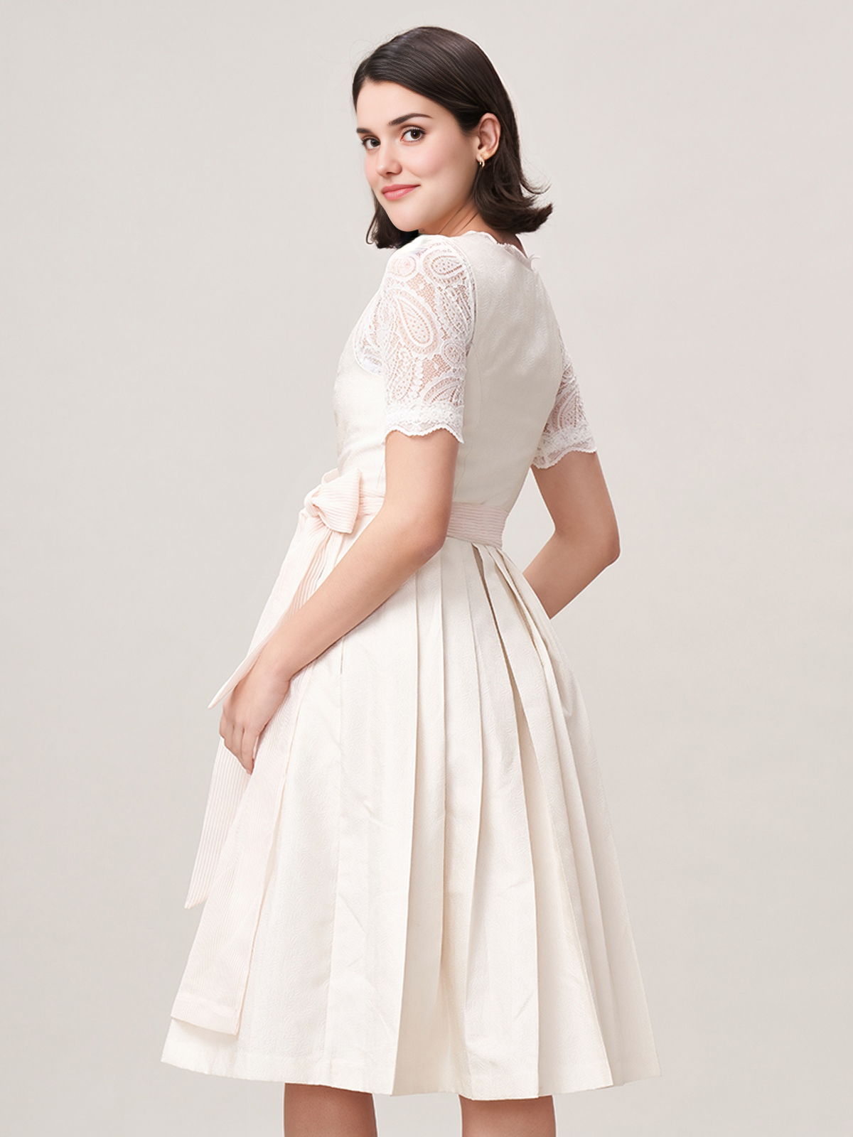 Dirndlbluse mit V-Ausschnitt und Langarm