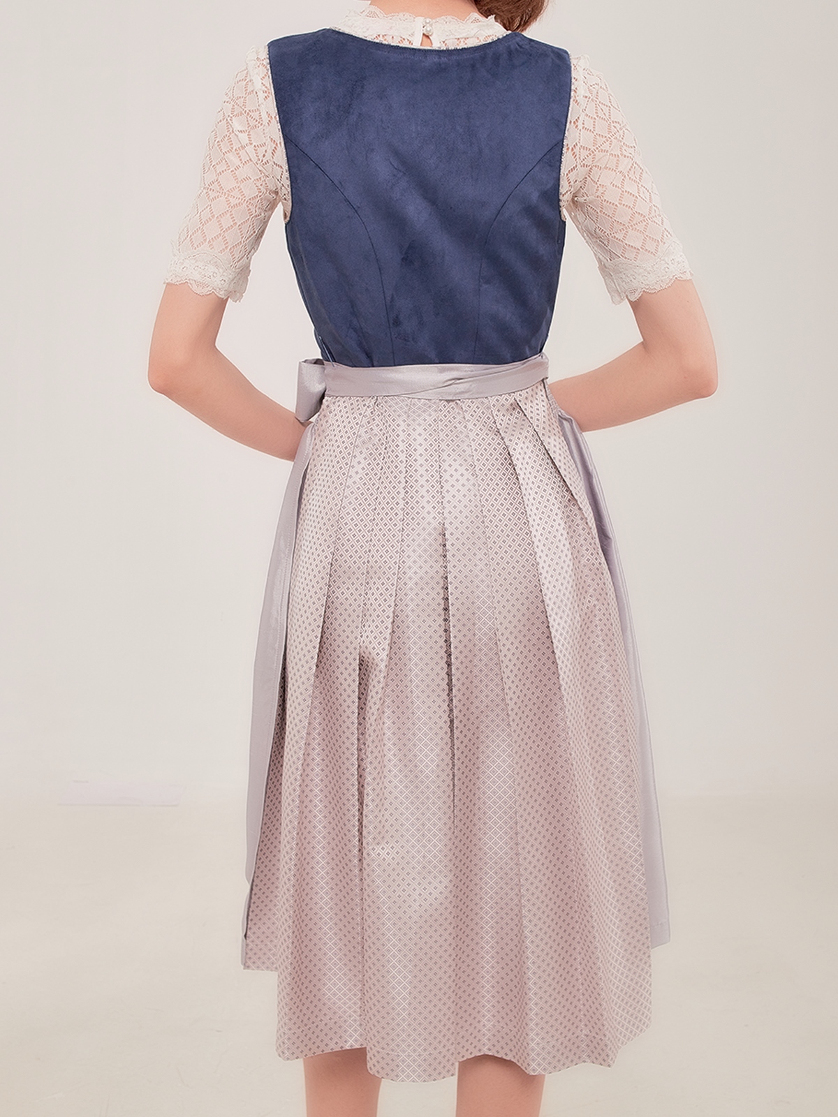 Beige Dirndl mit blauen Akzenten