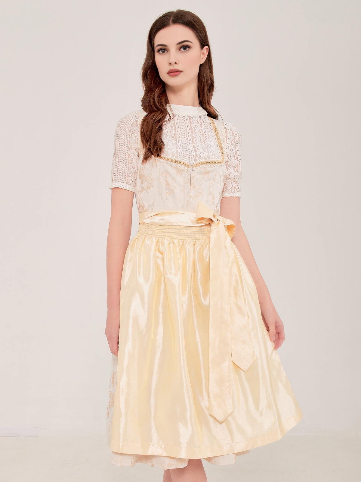 Dirndl in Gelb mit samtigem Oberteil