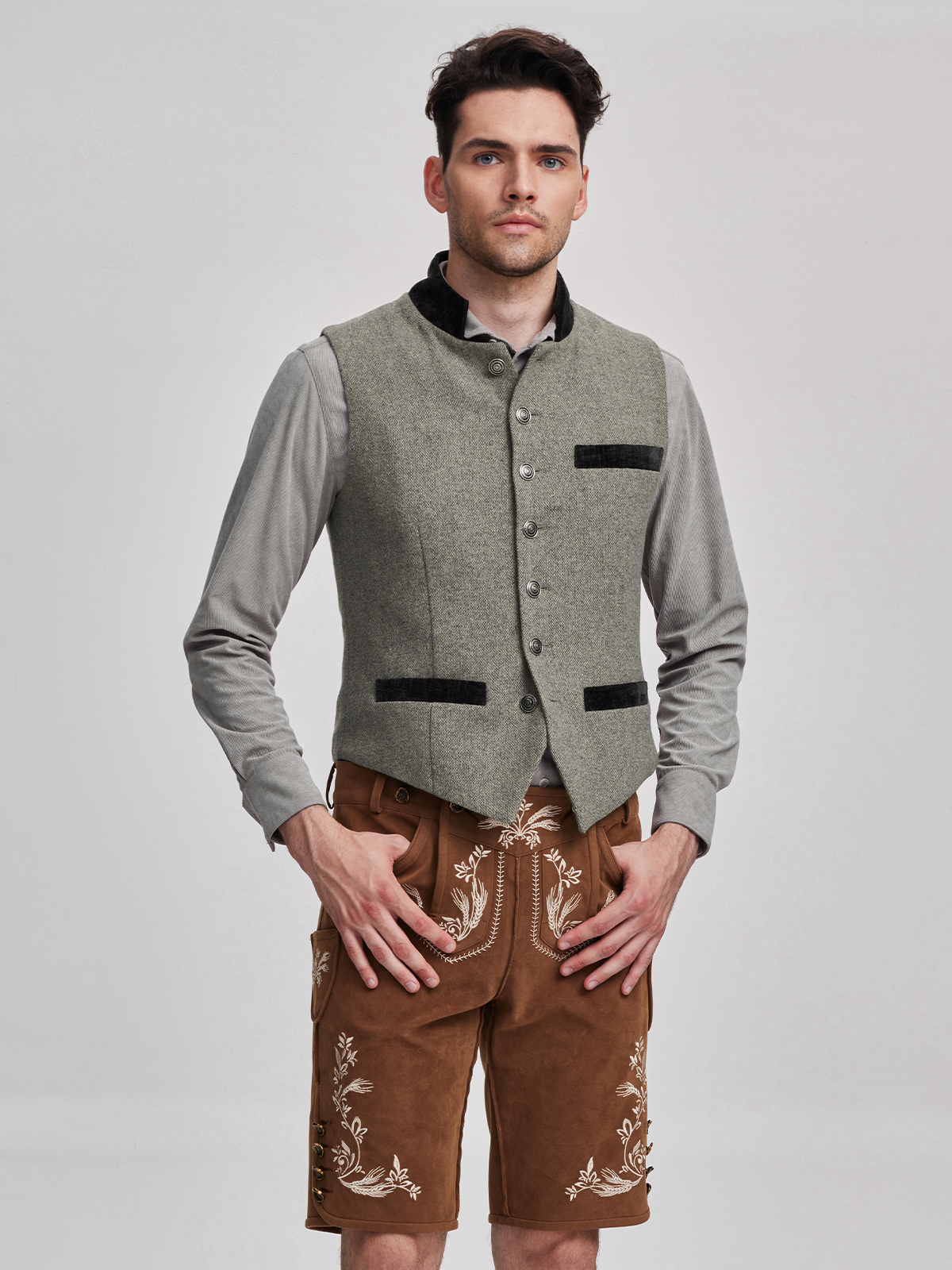 Ein modernes grünes Dirndl mit grauer Weste