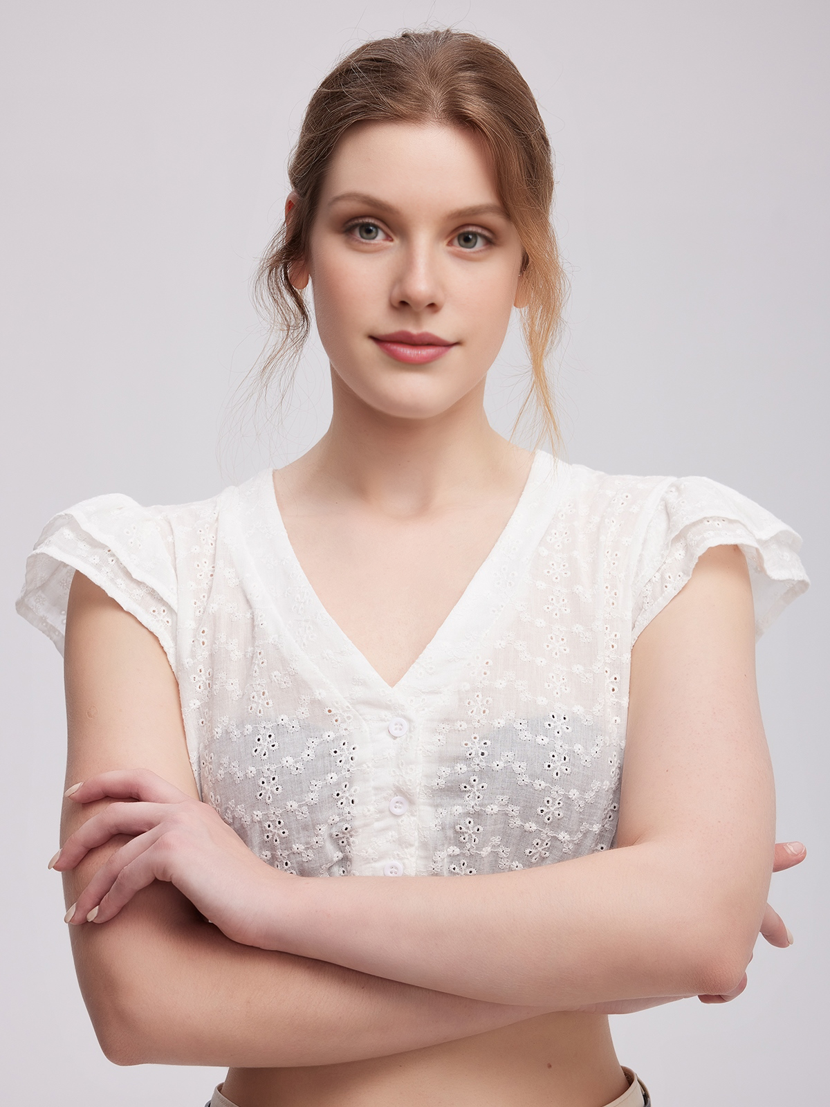 Elegantes graues Samt-Dirndl mit weißer Bluse