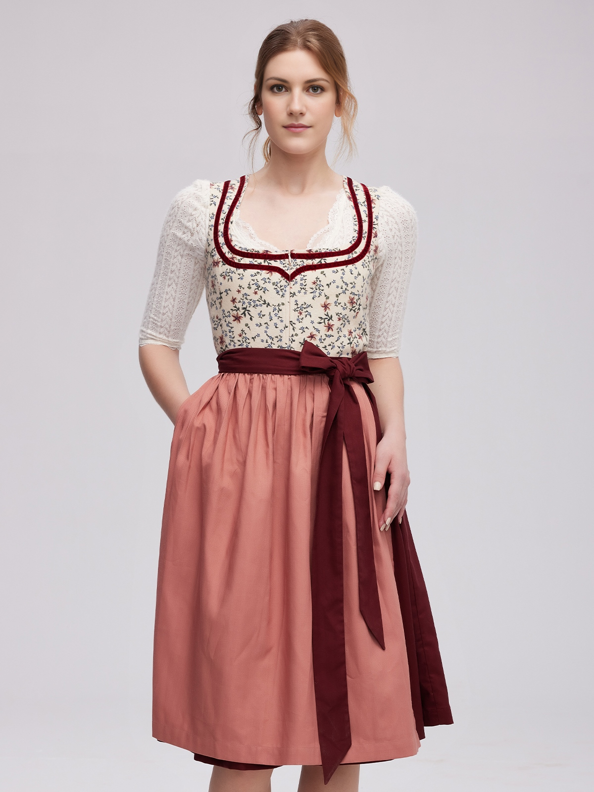 Dirndl in Rot mit Langarmbluse