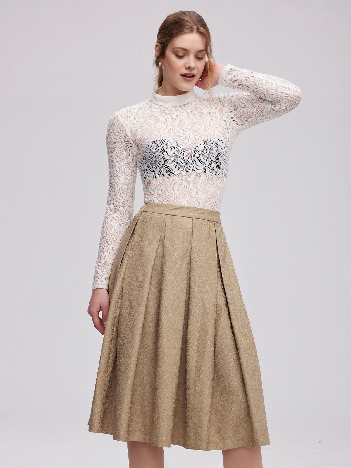 Dirndl mit weißer Bluse