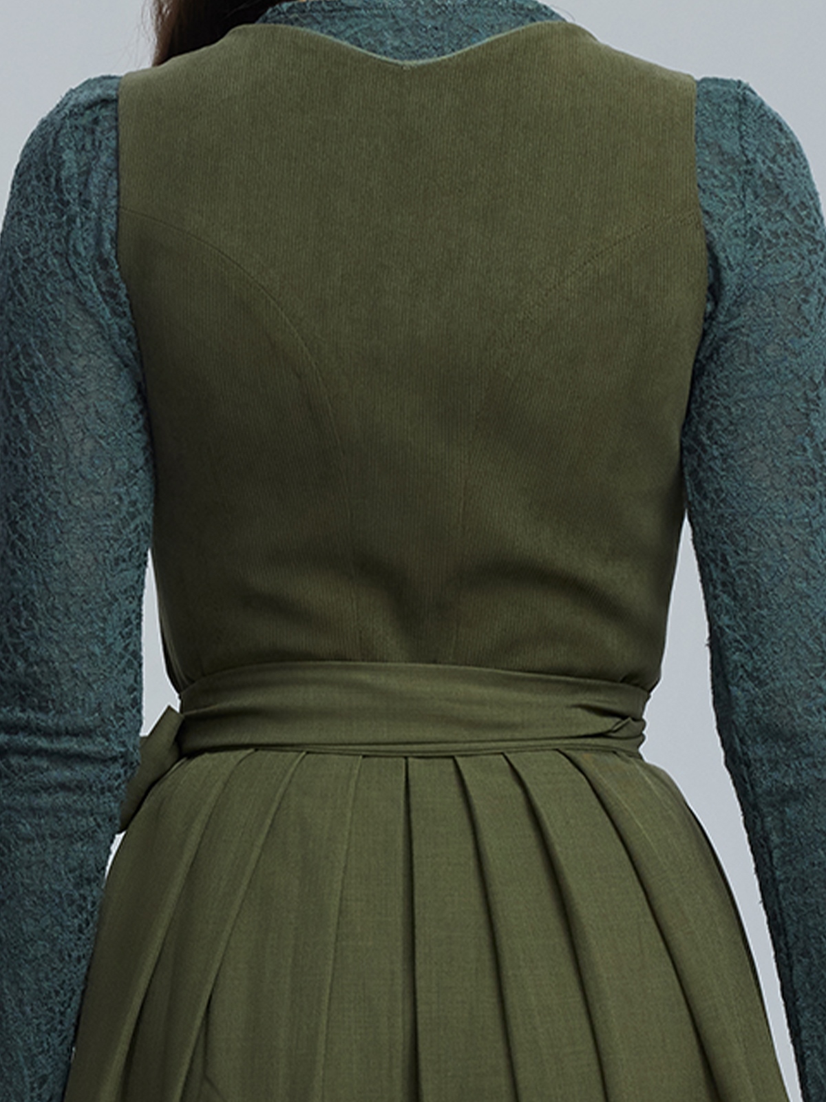 Dirndl mit schwarzer Schürze