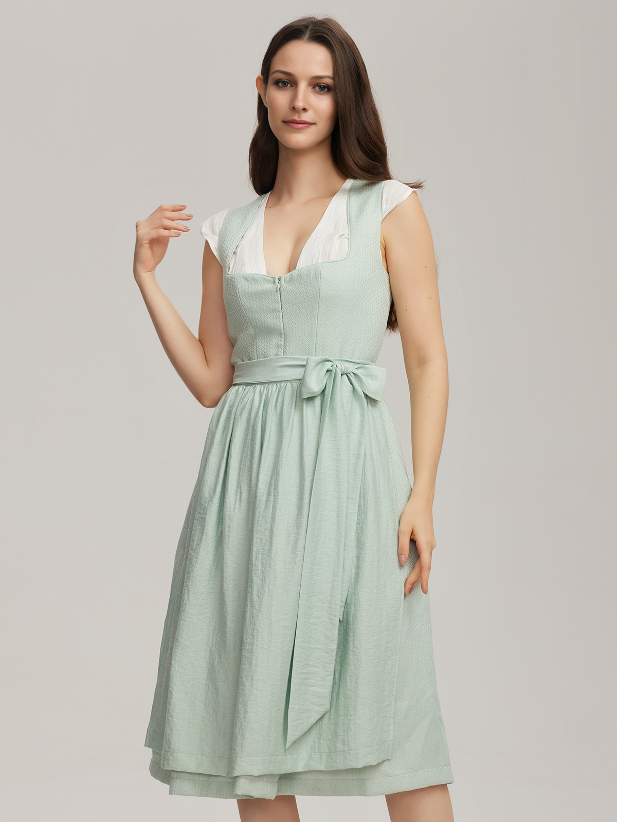 Dirndl Bluse in Grün mit floralen Details