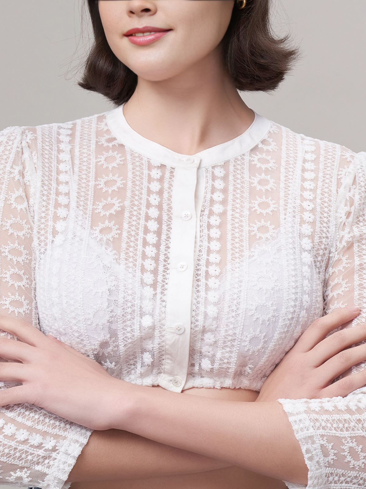Dirndlbluse mit V-Ausschnitt und Langarm