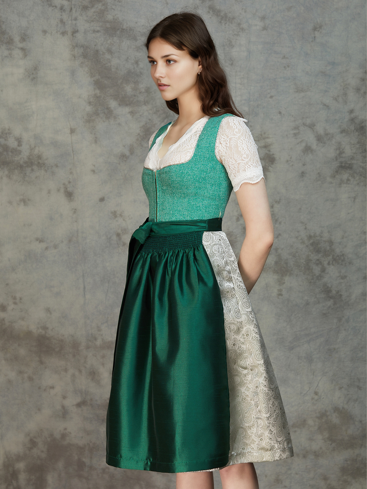 Dirndl in Blau mit traditioneller Bluse