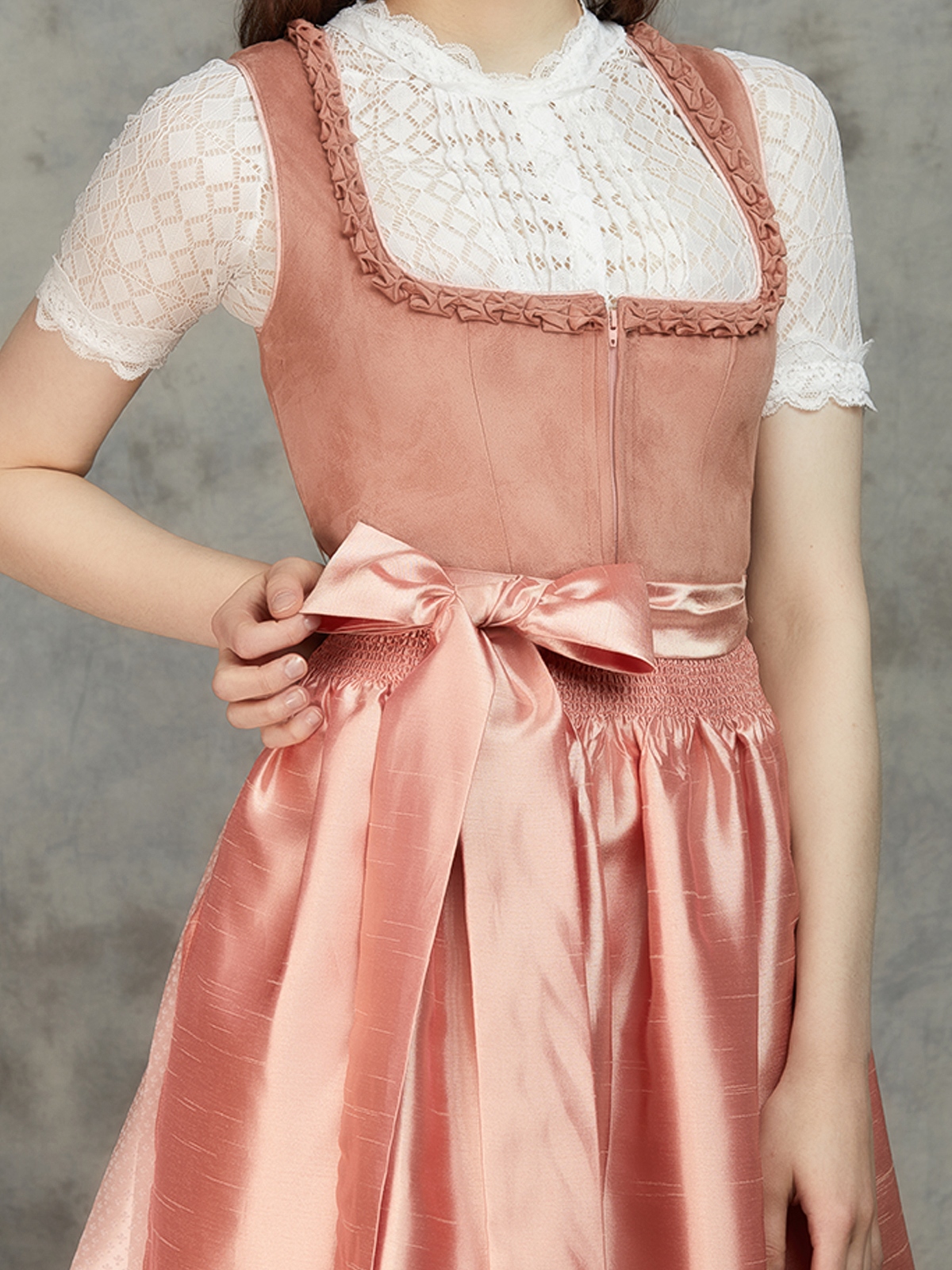 Dirndl in Rosa – Eleganz und Tradition vereint