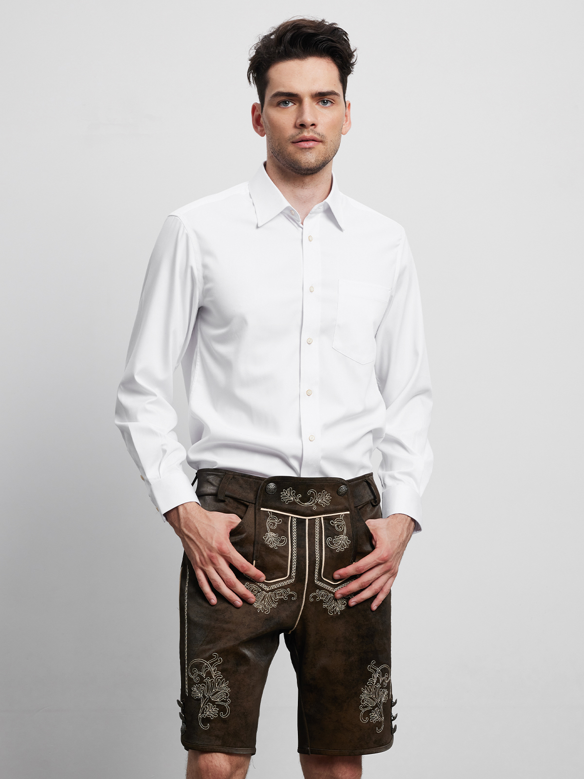 Dunkelblaues Dirndl mit weißer Bluse
