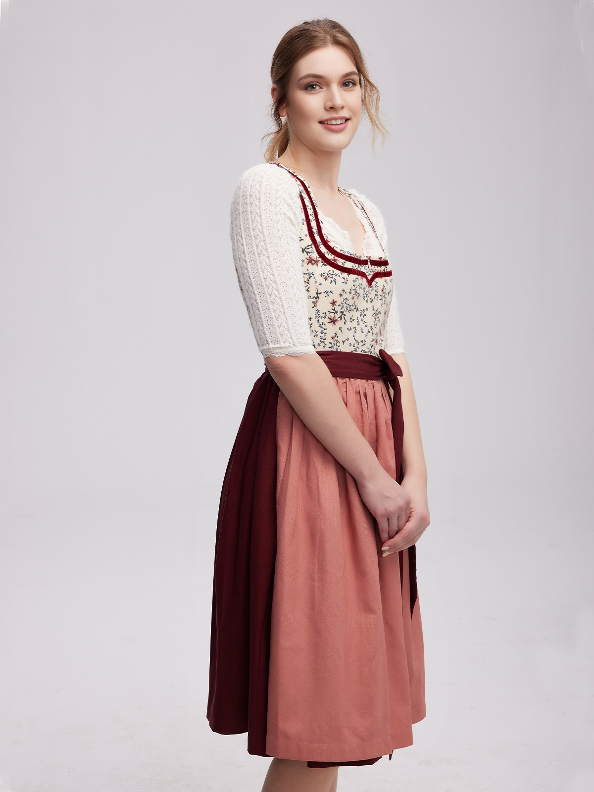 Dirndl in Rot mit Knopfverschluss