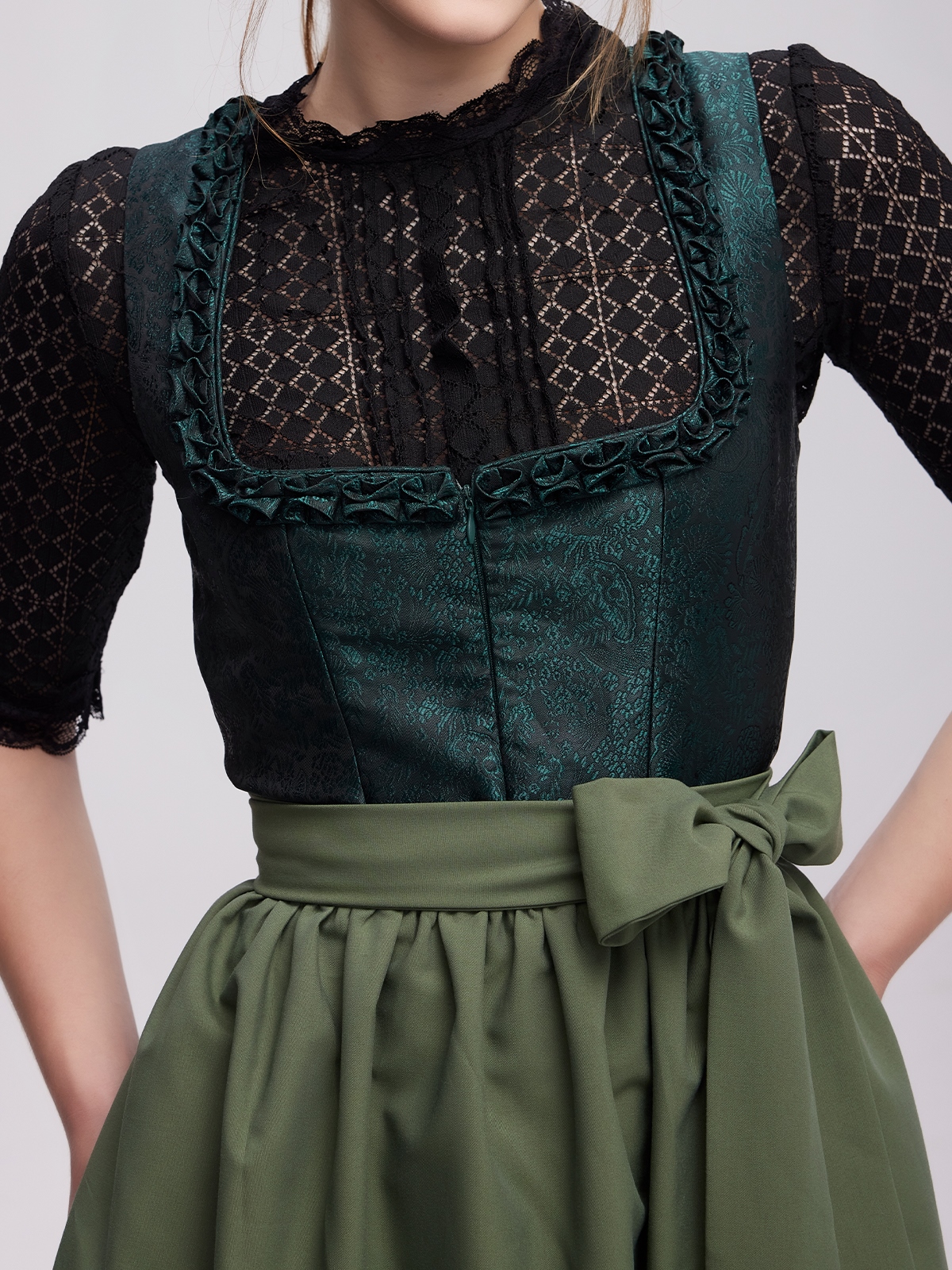Dirndl in Grün mit femininem Schnitt