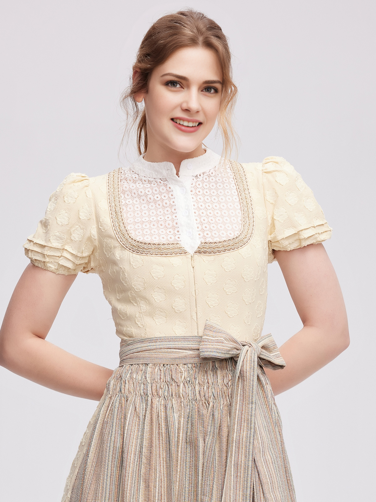 Olivgrünes Dirndl mit modernem Schnitt