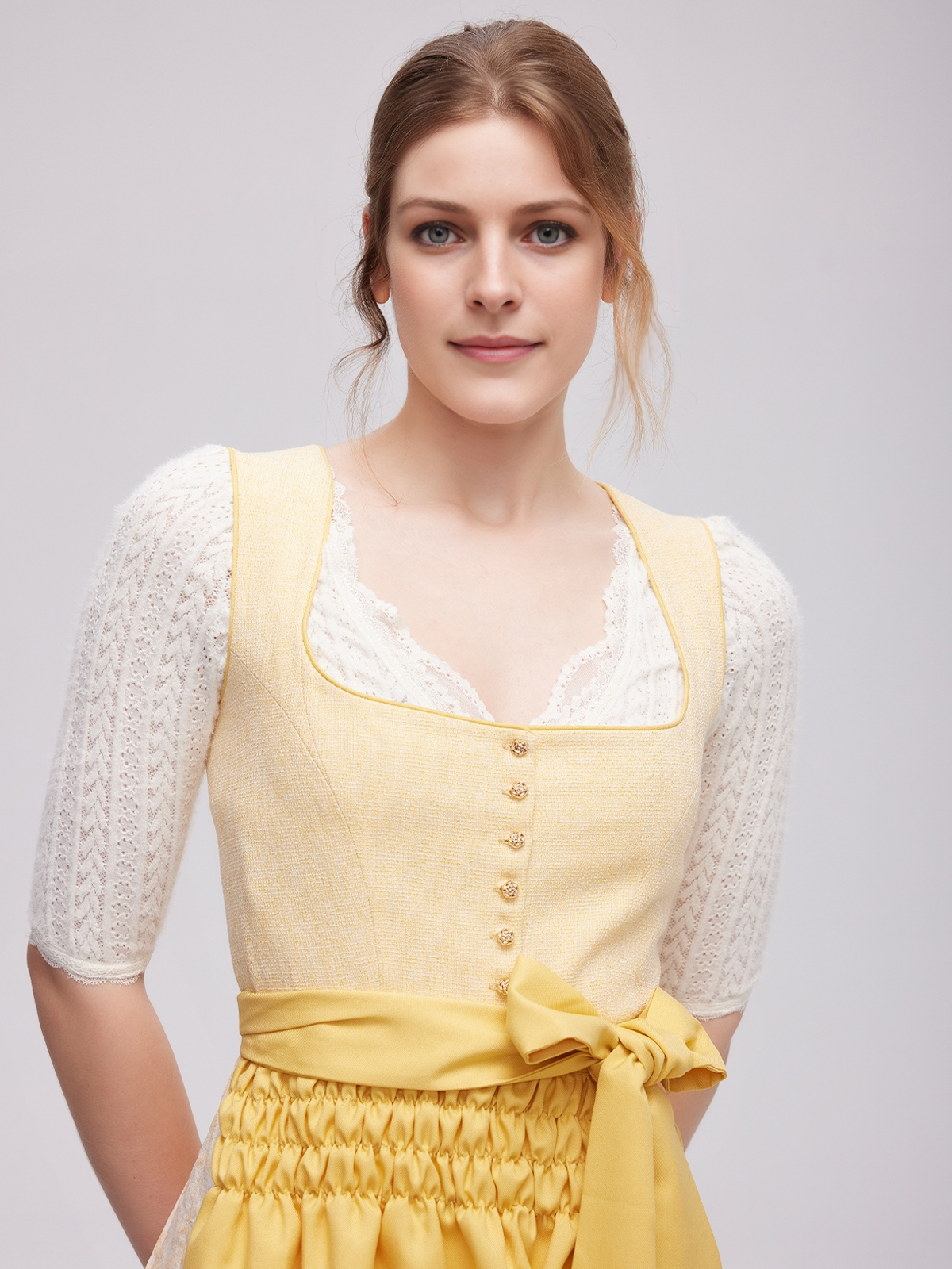 Schwarze Dirndlbluse mit Spitze