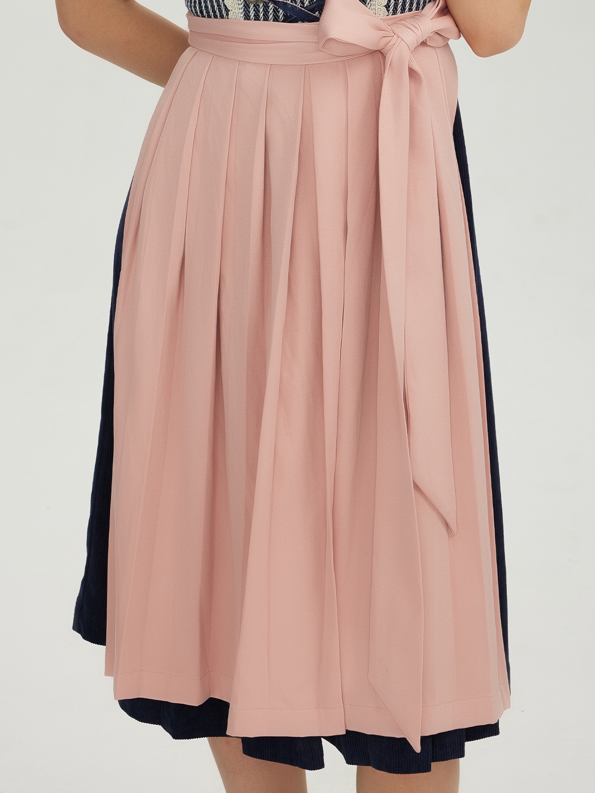 Dirndl in Blau mit traditioneller Schürze