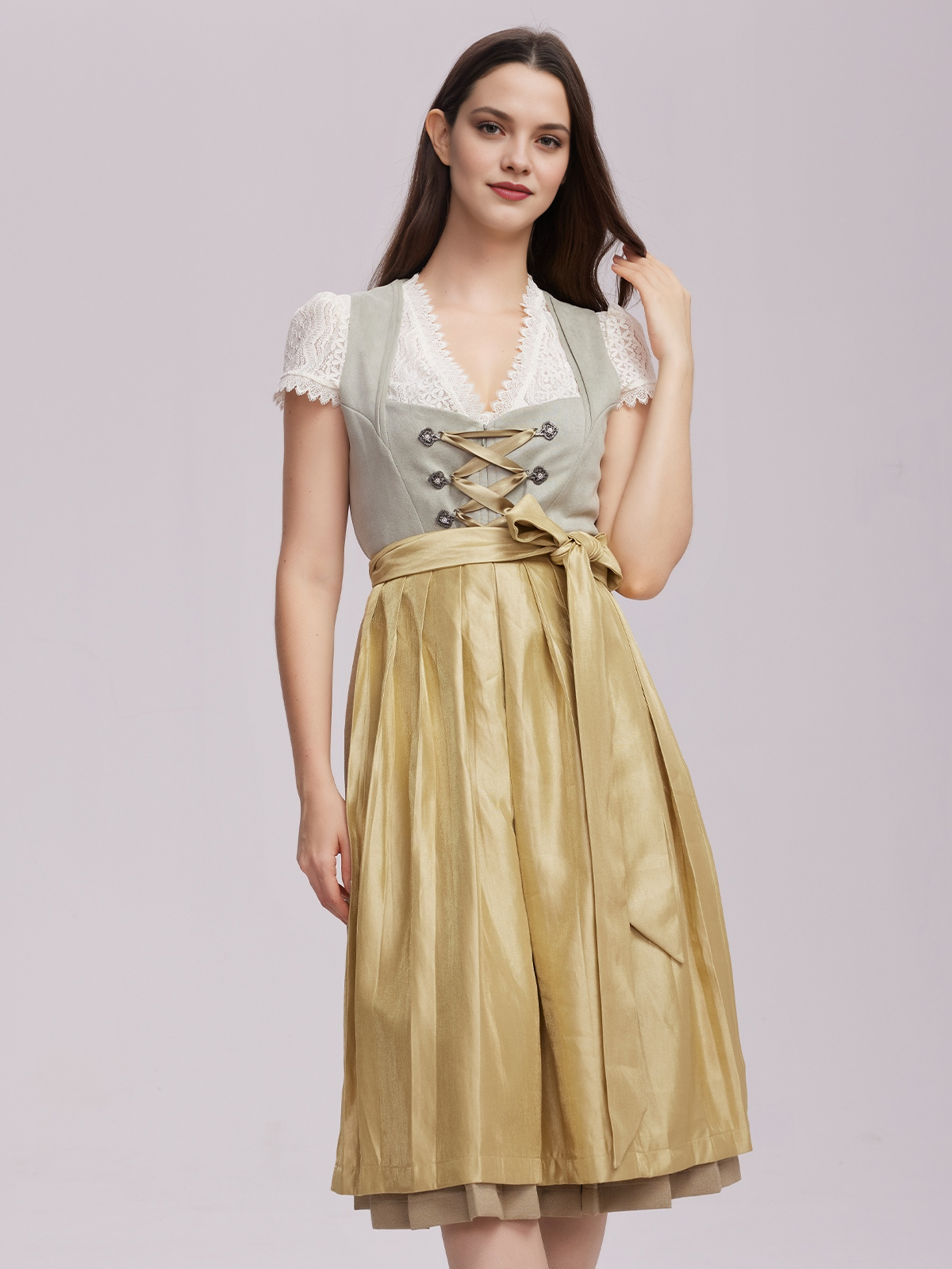 Ein grünes Dirndl mit floralen Details – perfekt für den Frühling