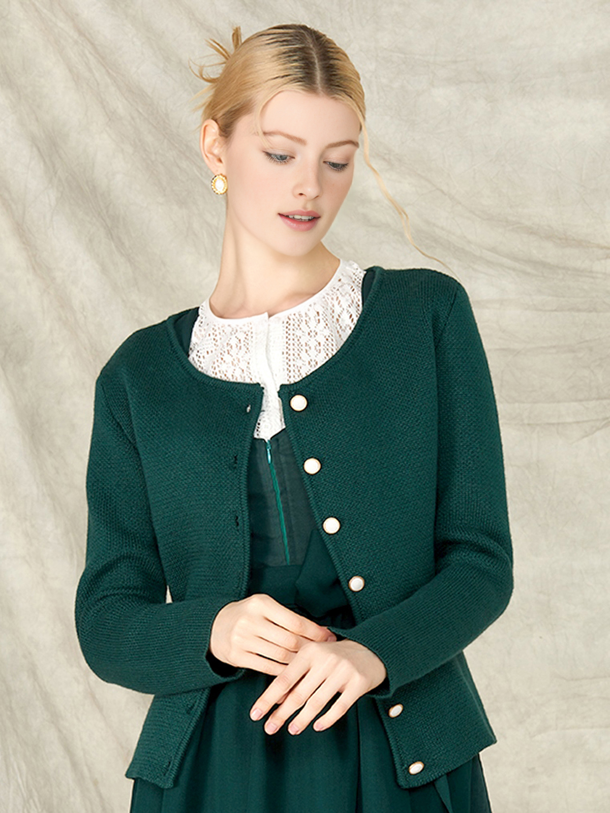 Ein elegantes grünes Dirndl mit besticktem Muster