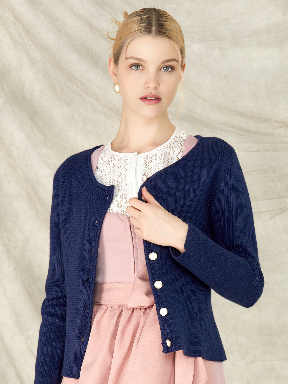 Ein elegantes rotes Dirndl mit marineblauer Schürze