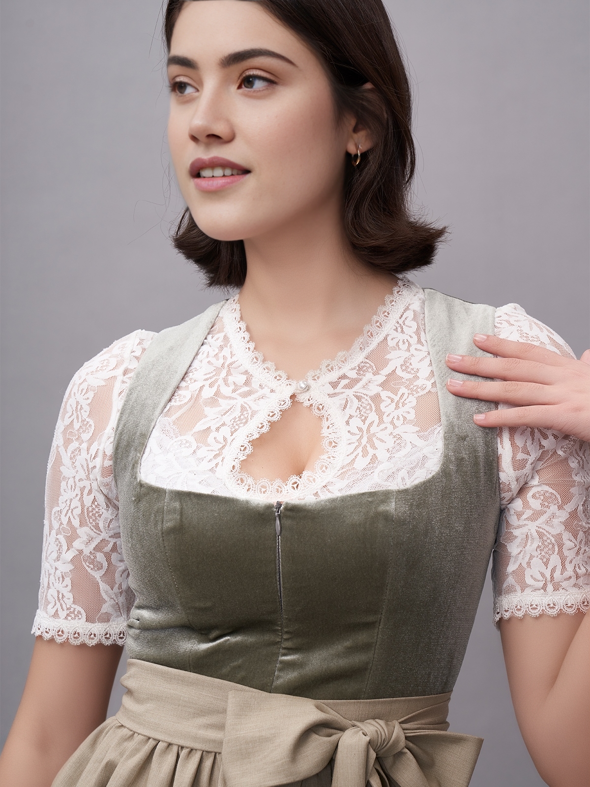 Grünes Dirndl mit floralen Details