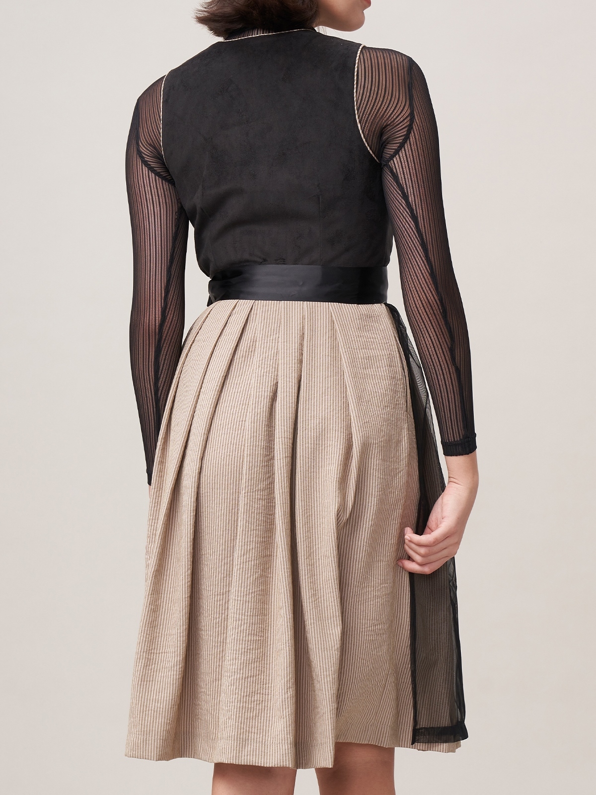 Ein schwarzes Dirndl mit weißer Schürze – zeitlos elegant