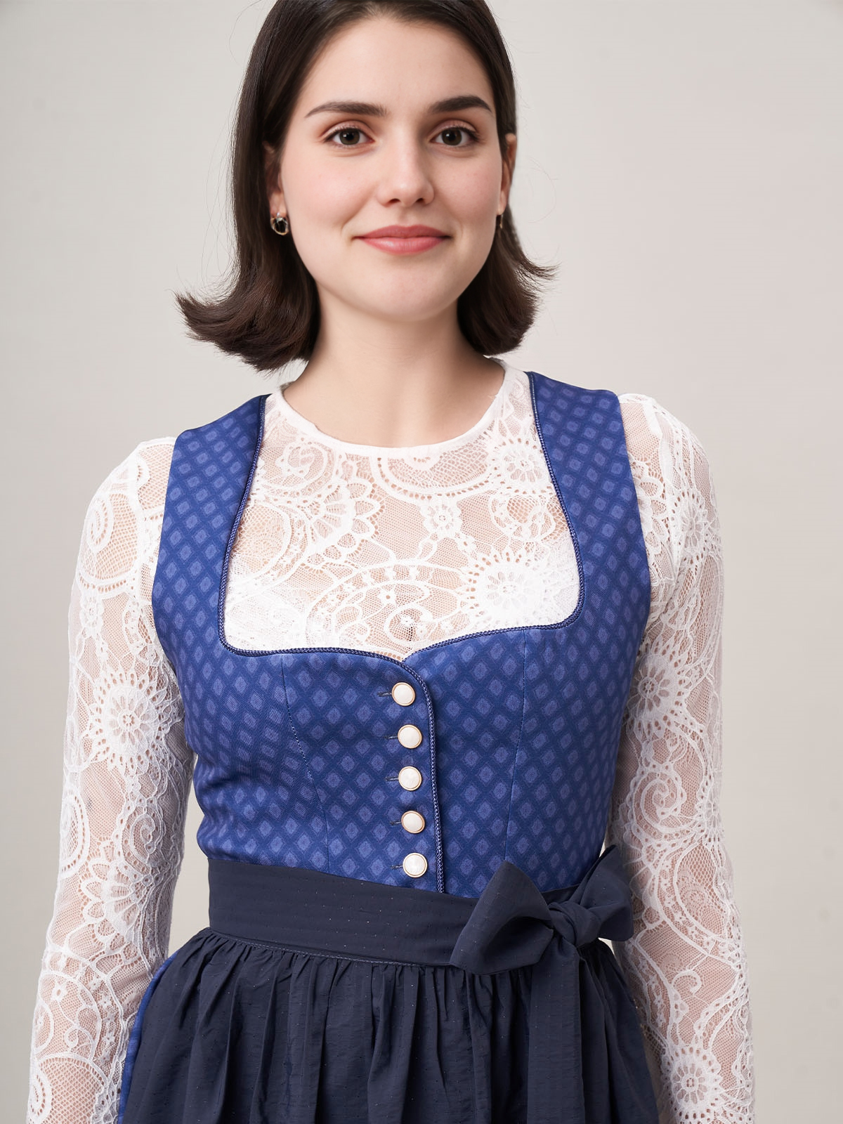 Dirndl in Blau mit floraler Schürze