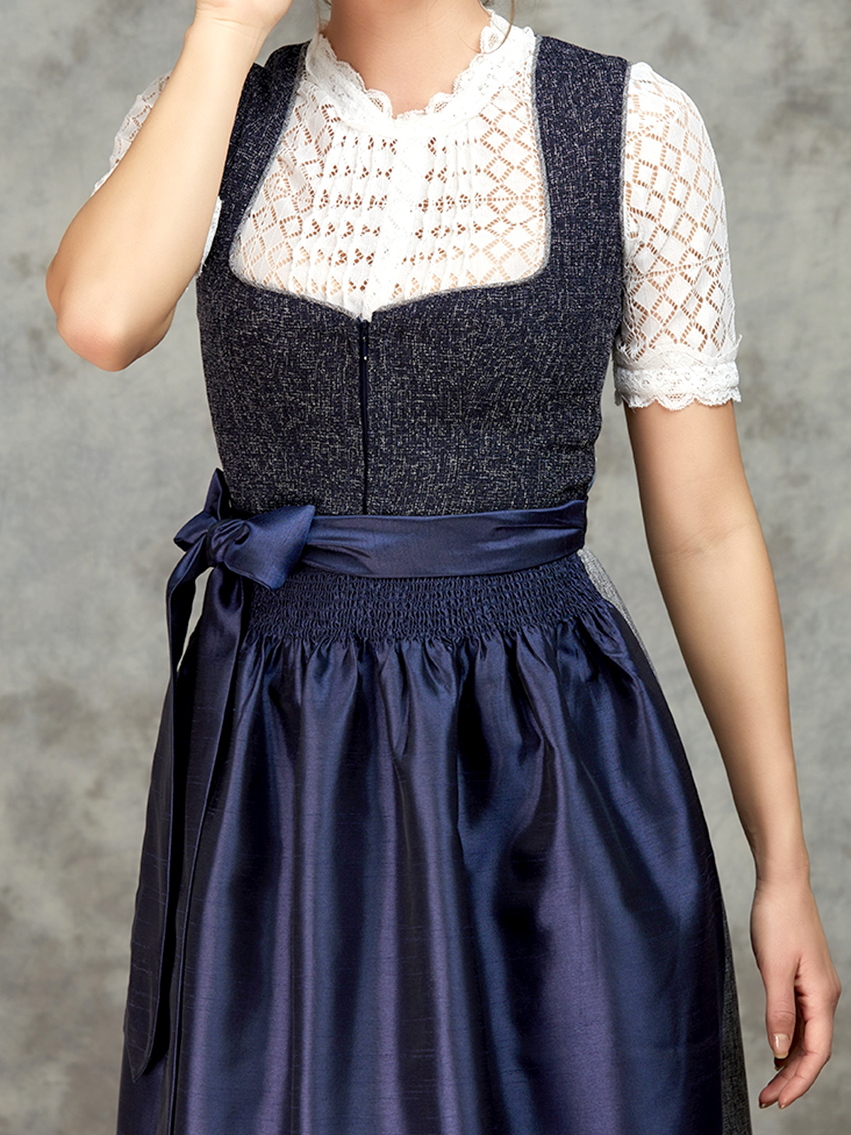Pinkes Dirndl mit blauer Bluse