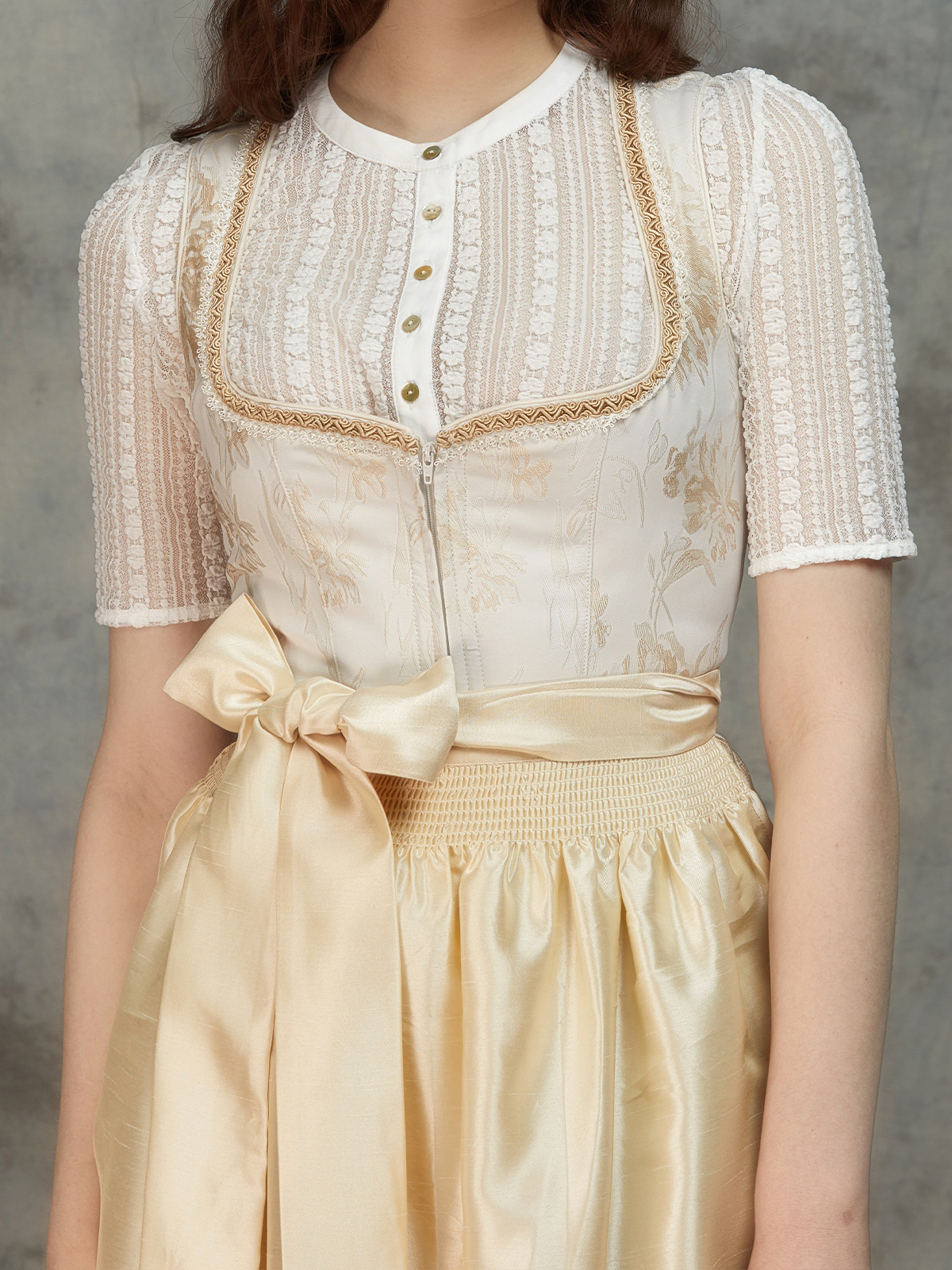 Dirndl in Gelb – Eleganz und Lebensfreude