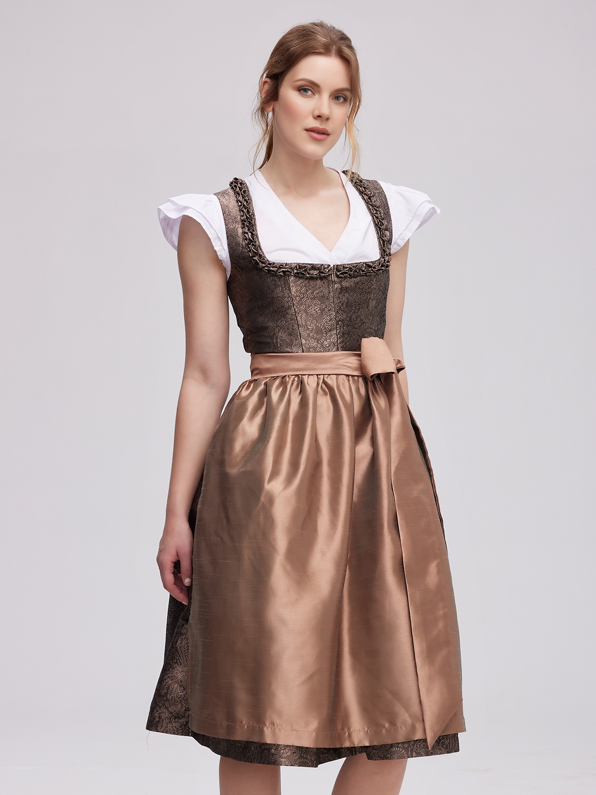 Dirndl in Braun mit traditioneller Schürze