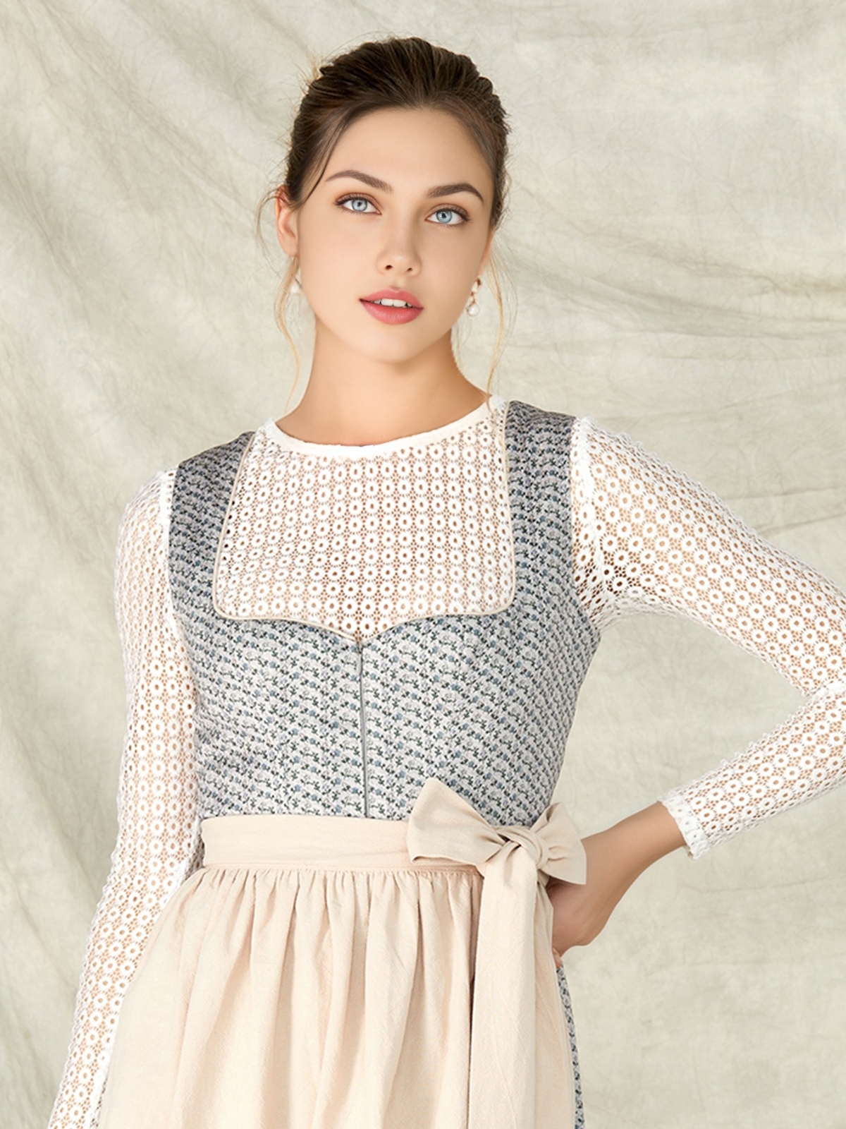 Modernes Dirndl in Blau mit schlankem Schnitt