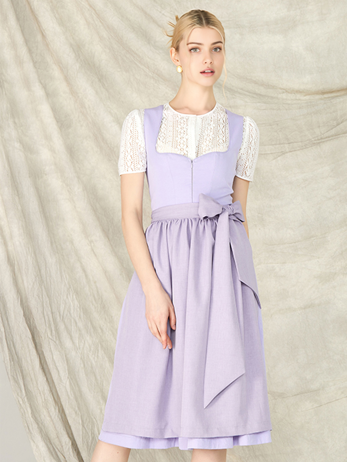 Dirndl mit lila Bluse