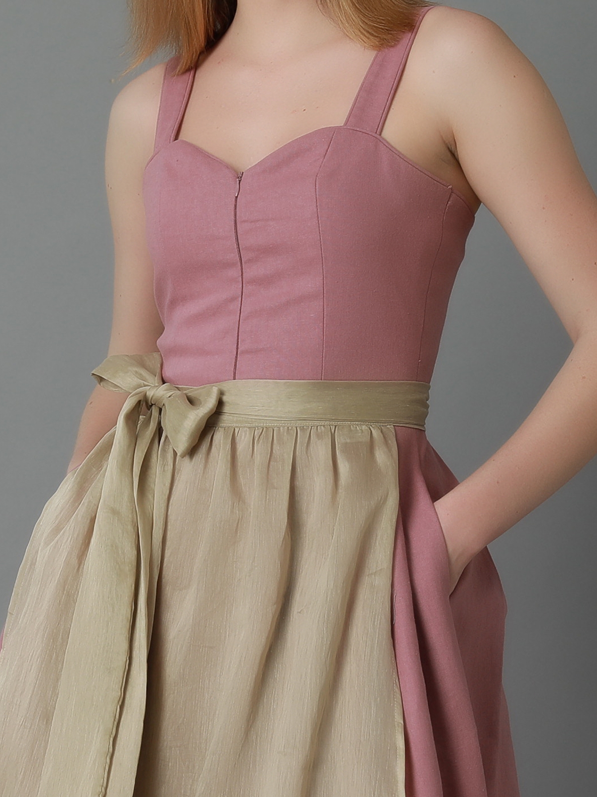 Gelb Dirndl in Rosa – ein überraschend harmonischer Kontrast