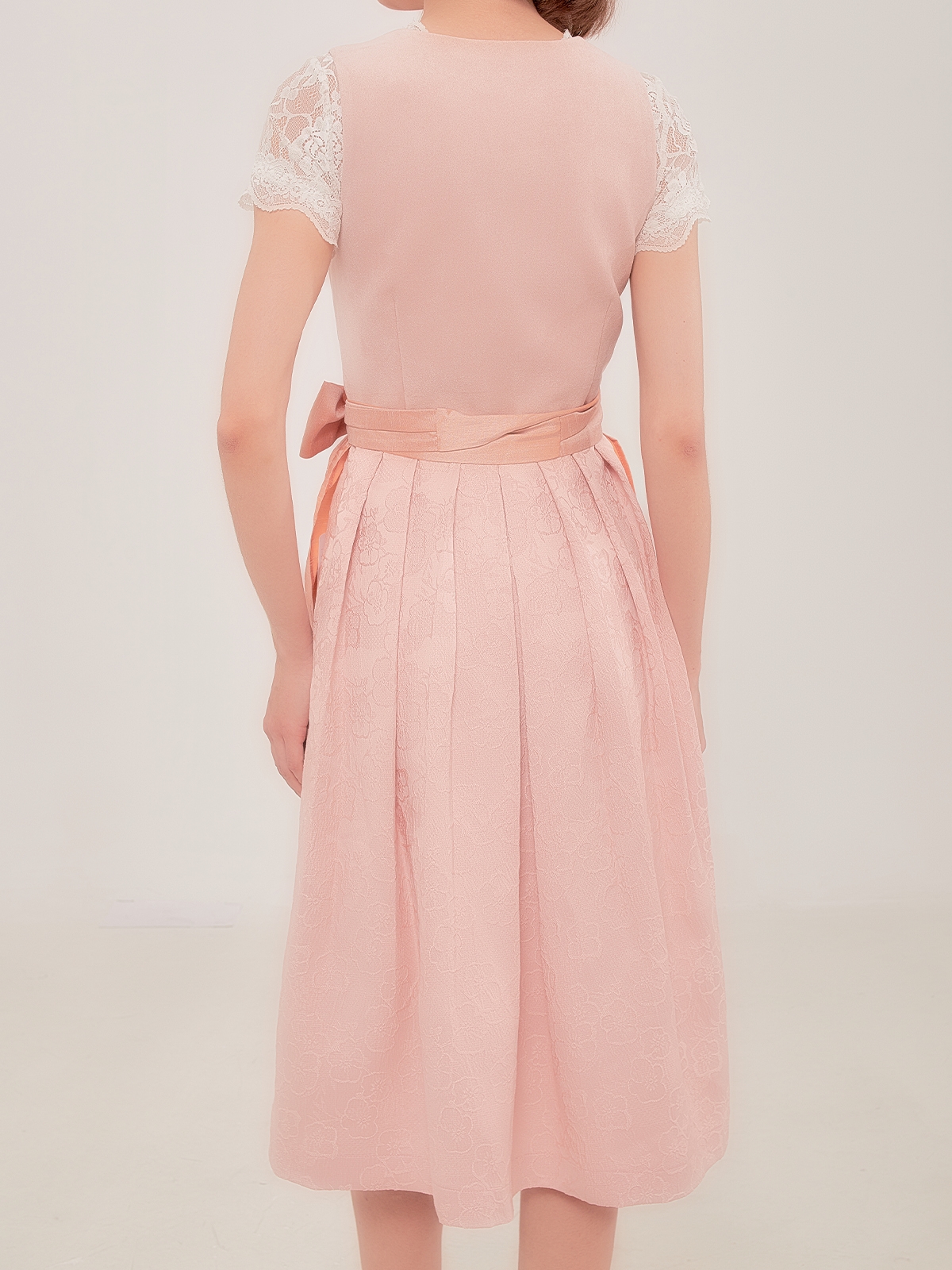 Eine elegante rosa Dirndl-Kombination mit beiger Bluse
