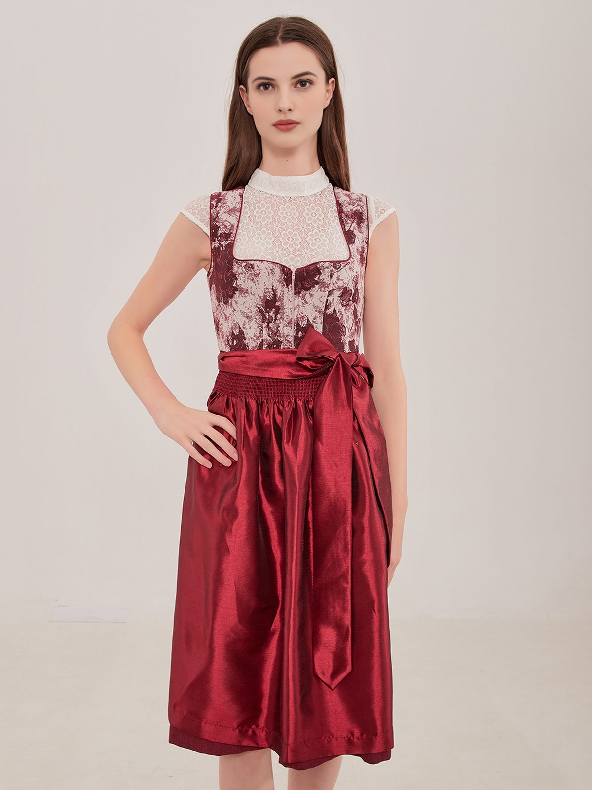 Ehreer Dirndl in Rot – Eleganz und Tradition vereint