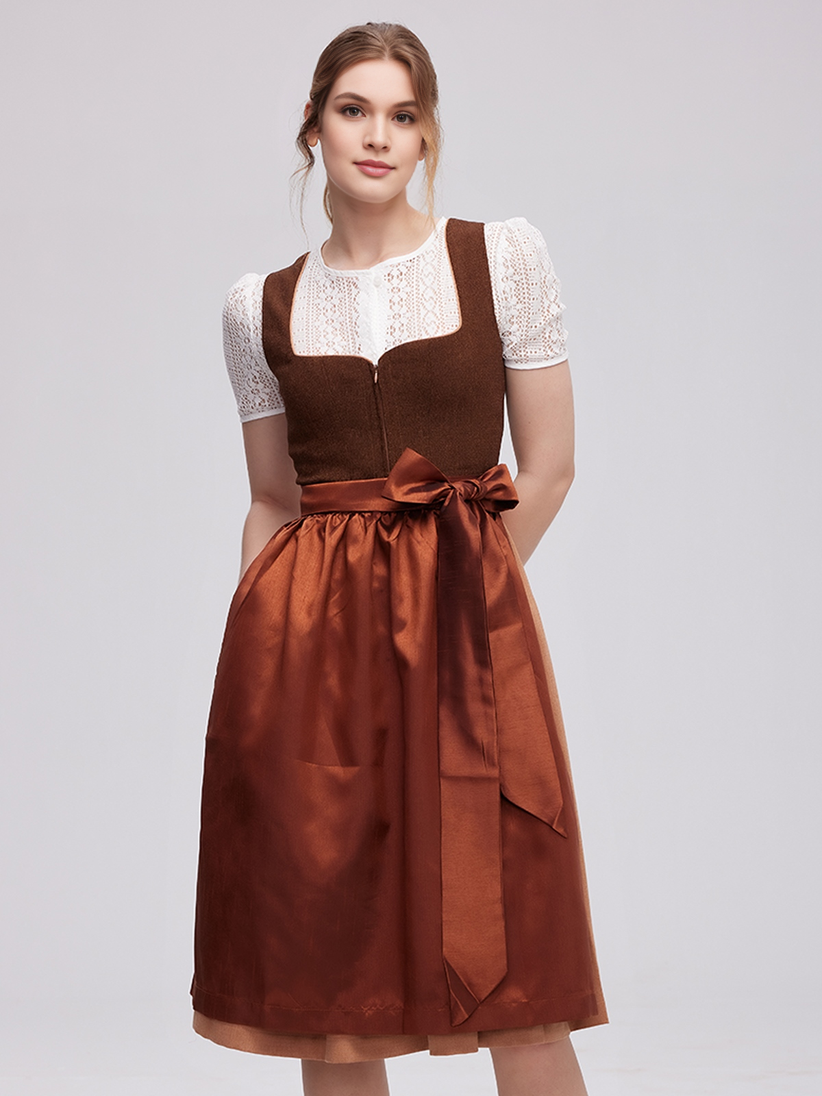 Elegantes braunes Dirndl mit weißer Bluse
