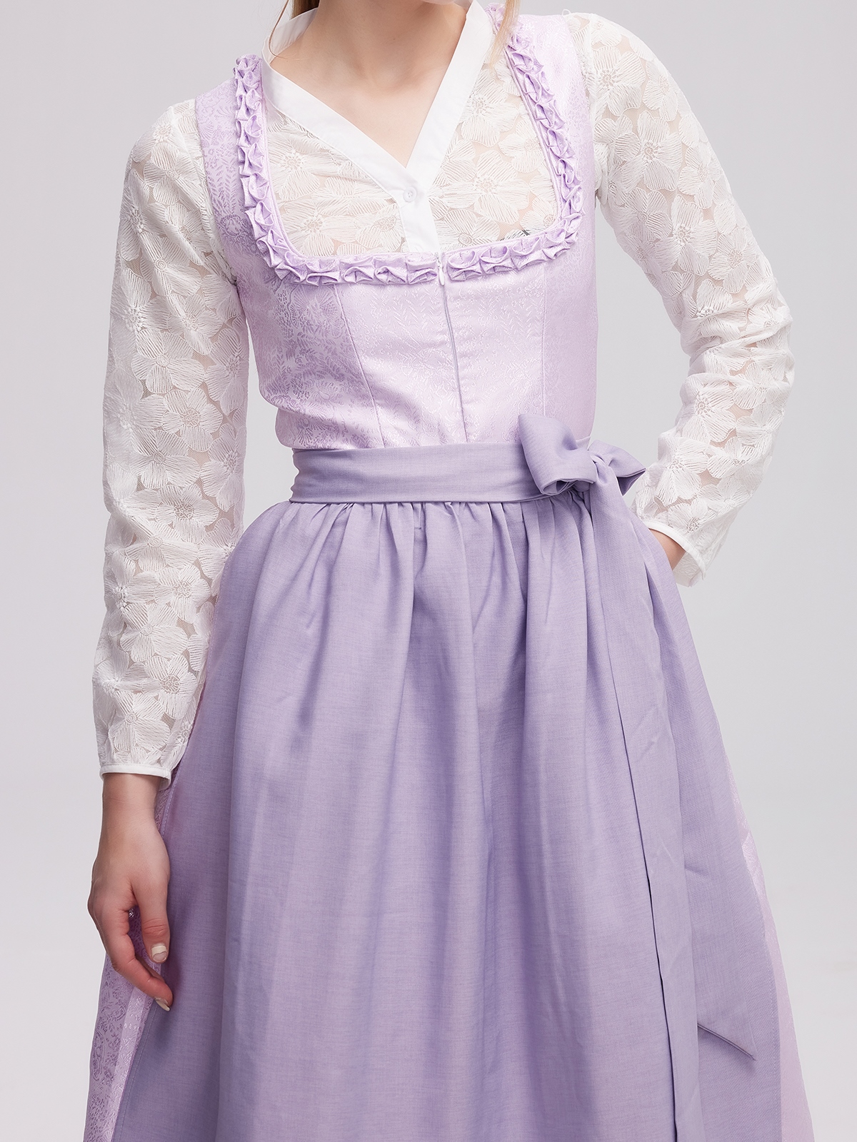 Dirndl kurz rot in lila – ein Blickfang auf jedem Fest