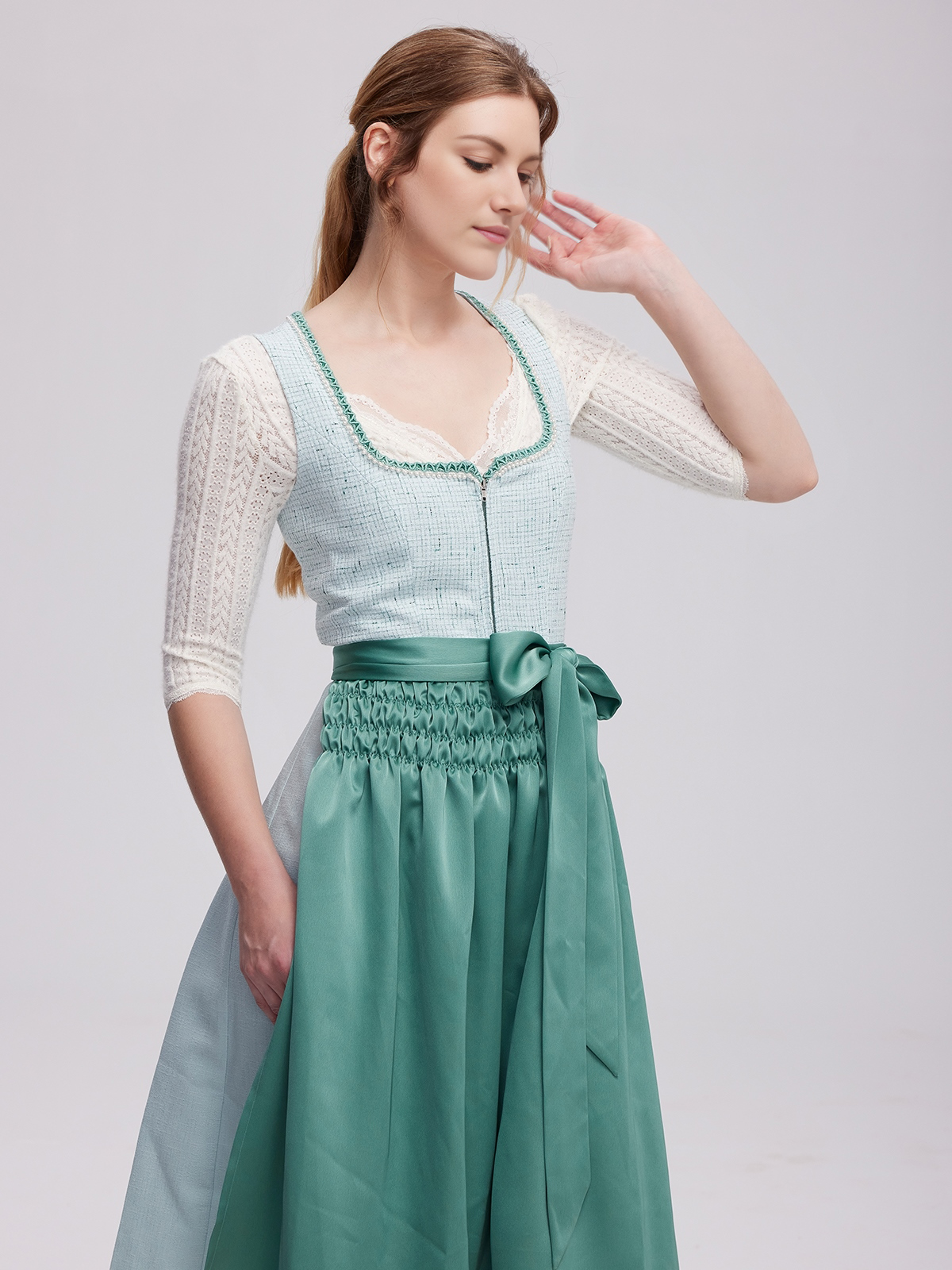Dirndlbluse mit Herzausschnitt in Grün