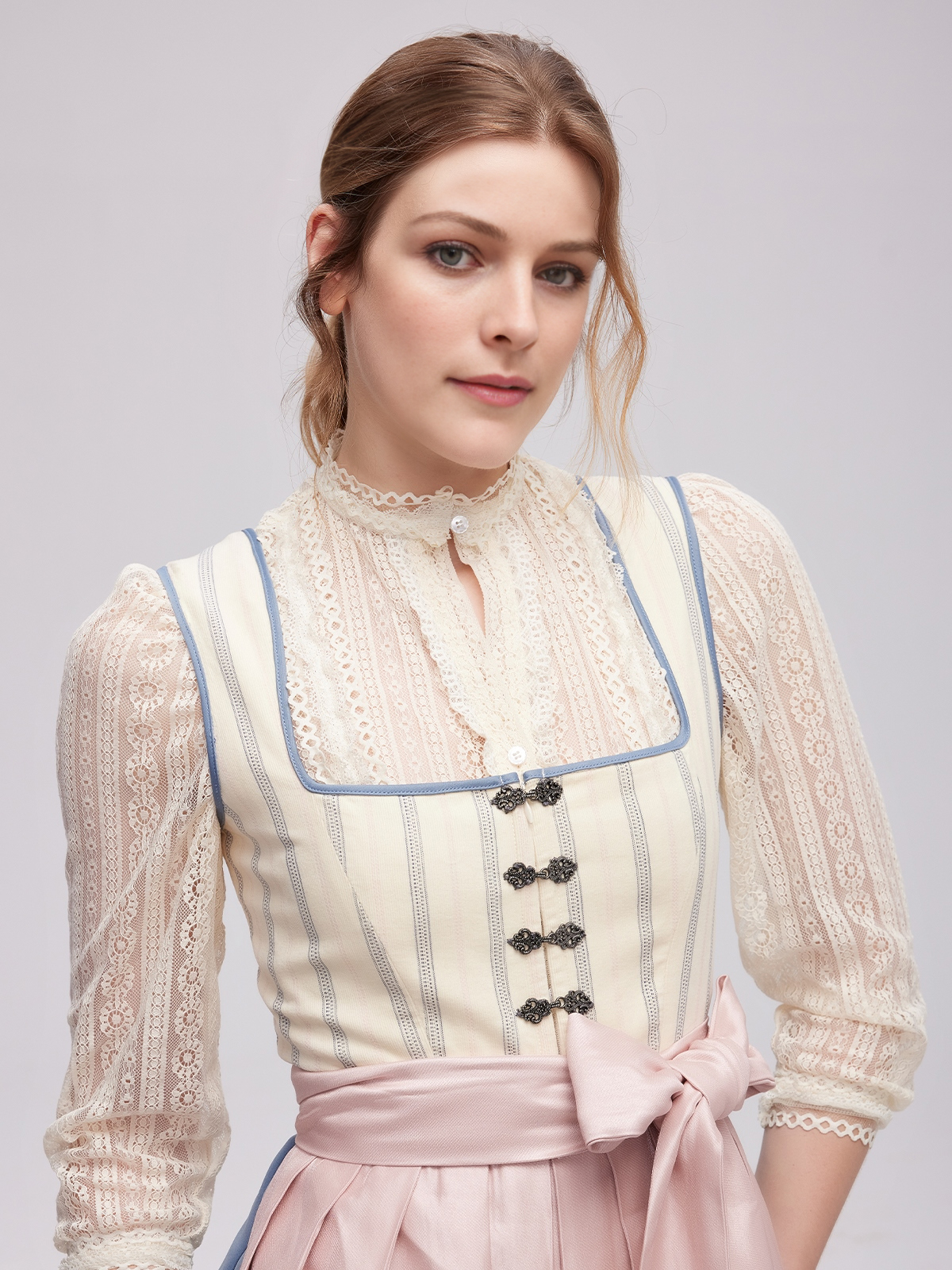 Dirndl aus Samt mit Mieder