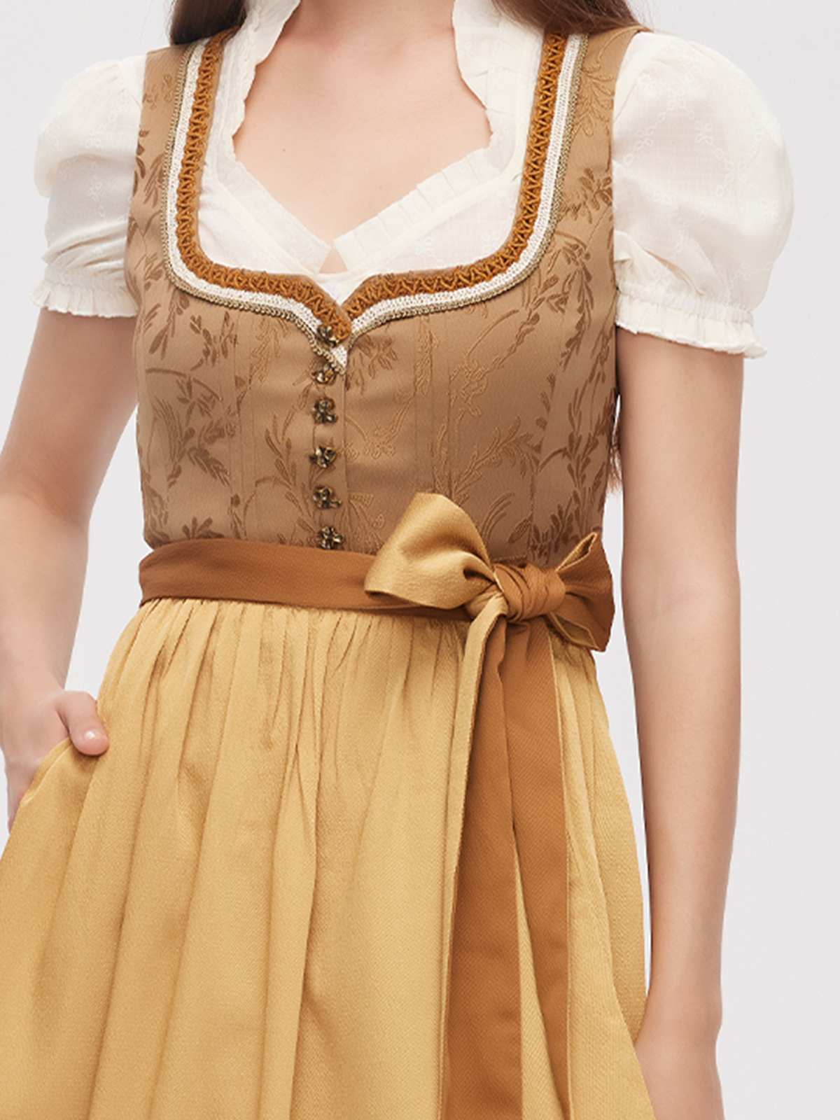 Dirndl in Gelb mit passender Bluse
