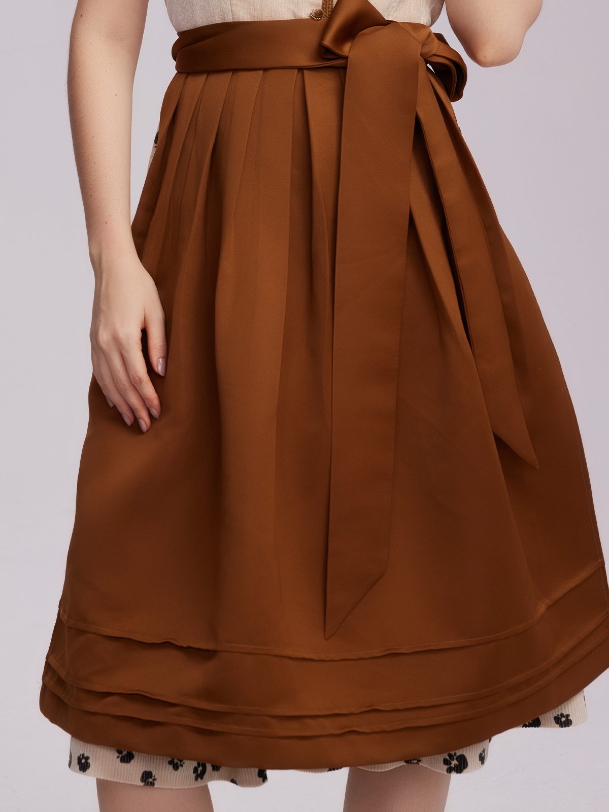 Strahlendes oranges Dirndl mit traditioneller Schürze und modernem Schnitt