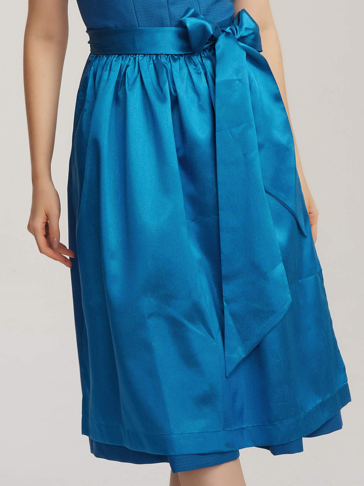 Dirndl mit Langarmbluse in Blau