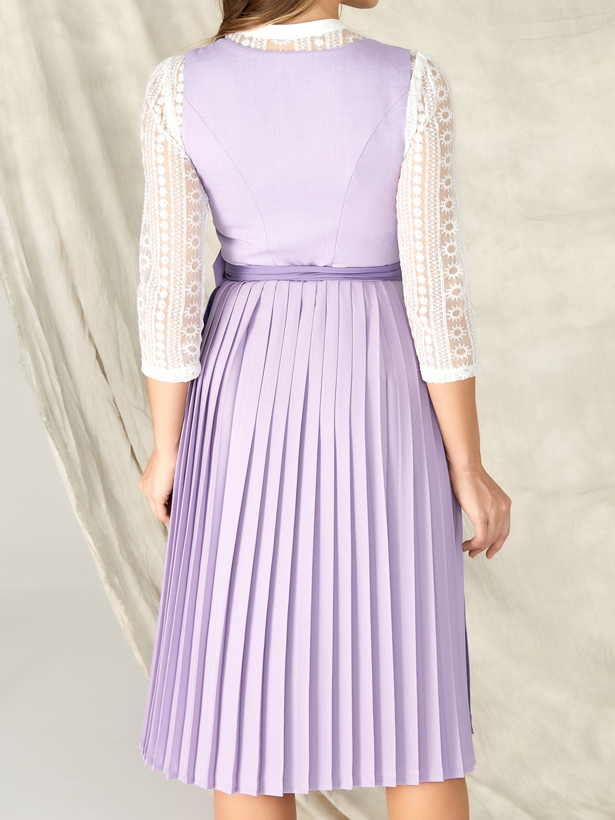 Lila Dirndl mit modernem Schnitt