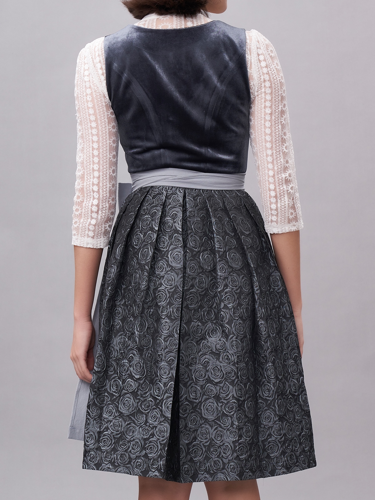 Weißes Stehkragenhemd mit blauem Dirndl