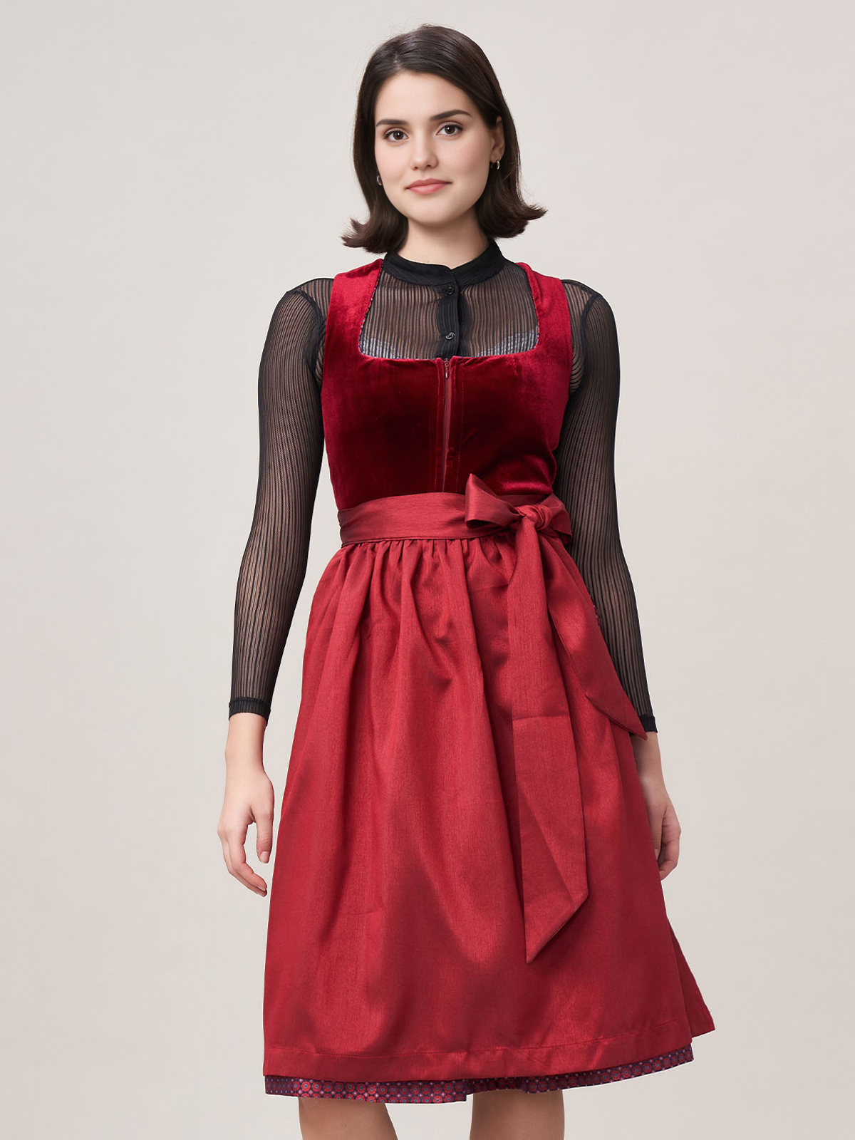 Schwarzes Samt-Dirndl in eleganter Pose