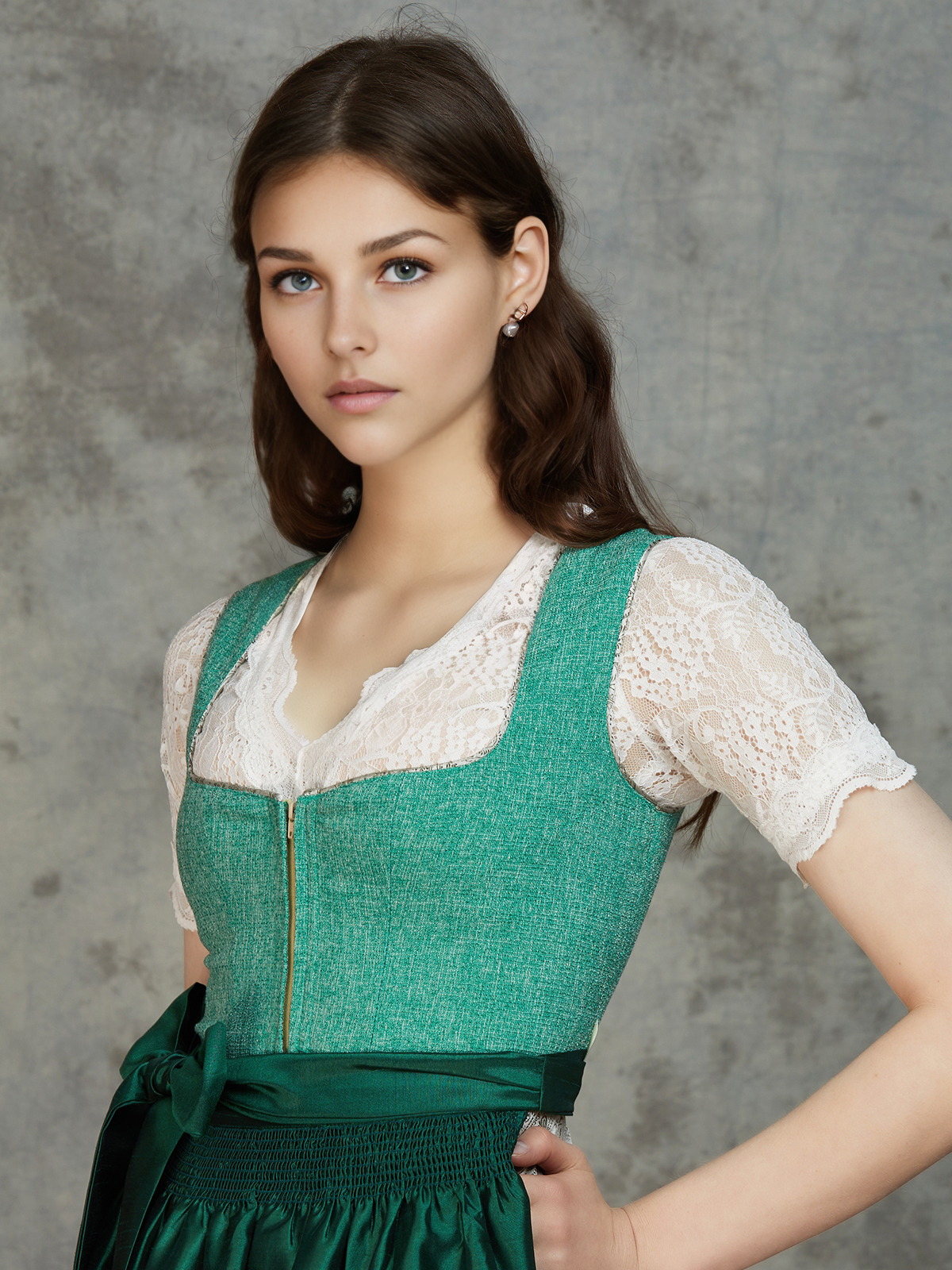 Modernes Dirndl in Blau mit schlanker Silhouette